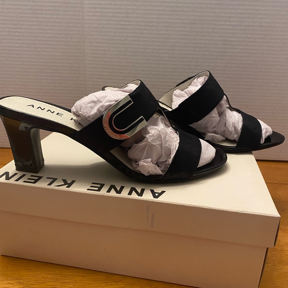 Anne Klein Black Heeled Shoes with Elegant Design